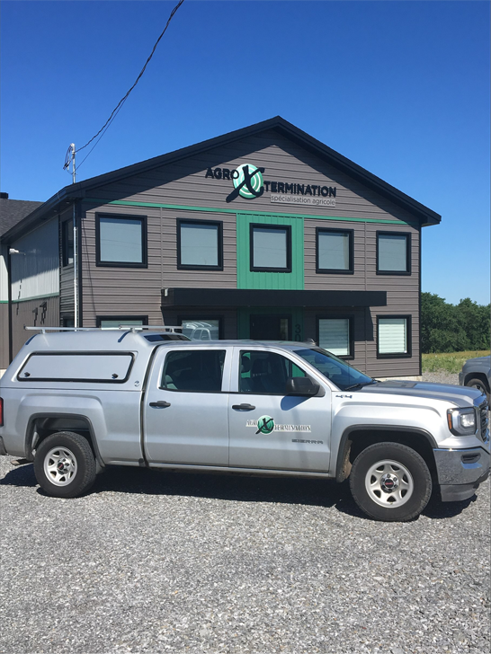 Camionnette de service AgroXtermination stationnée devant le siège social de l’entreprise à Sainte-Marie, Québec, spécialisée en gestion parasitaire agricole en Chaudière-Appalaches, Thetford, Trois-Rivières, Montérégie,