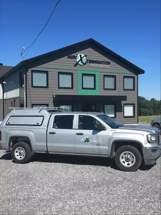 Camionnette de service Agro Xtermination devant le siège social de l'entreprise à Sainte-Marie, Québec