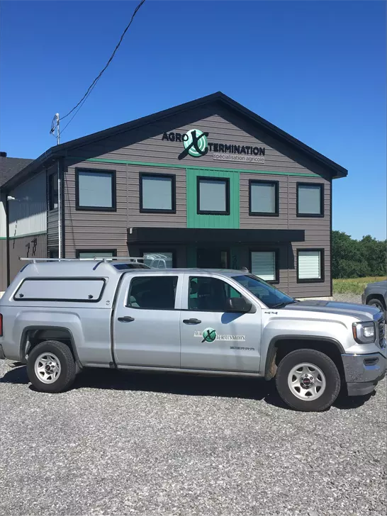 Membre de l’association des spécialiste en gestion parasitaire du Québec. Membre de l’association Canadienne en gestion parasitaire Camionnette de service AgroXtermination stationnée devant le siège social de l’entreprise à Sainte-Marie, Québec, spécialisée en gestion parasitaire agricole en Chaudière-Appalaches, Thetford, Trois-Rivières, Montérégie,